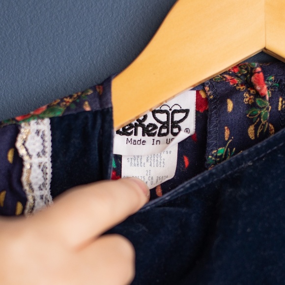 2/$20- VINTAGE Holiday floral dress - Picture 4 of 4